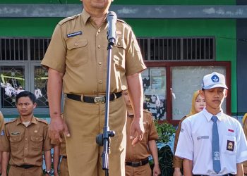 Upacara Bendera Penuh Haru di SMA Negeri 1 Kebun Tebu, Kepala Sekolah Supriantoro Resmi Purna Tugas