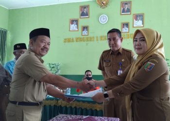 Serah Terima Jabatan Kepala SMA Negeri 1 Kebun Tebu, Emma Haryani Resmi Jabat Plt, Masyarakat Sambut Antusias