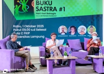 Diskusi Buku Puisi Ari Pahala Hutabarat: Iswadi Pratama Bongkar Mitos Kebahagiaan dalam “Hari-Hari Bahagia