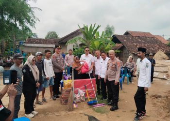 Rumah Tua di Pringsewu Roboh Mendadak, Warga Terharu dengan Bantuan Solidaritas Tetangga