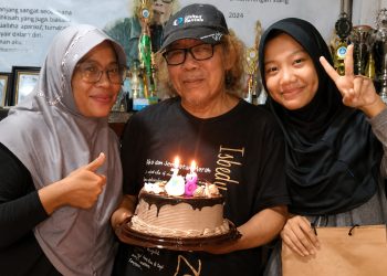 Kisah Haru Ulang Tahun Isbedy, Dari Keluarga hingga Komunitas Sastra