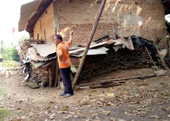 Warga Way Kanan Khawatir Tiang Listrik Miring Roboh, PLN Diminta Turun Tangan